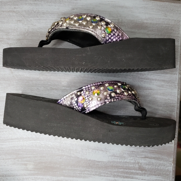 P & G Collection Jeweled Flip-flops w/man kneeling at the cross medallion size 8 - Picture 11 of 13